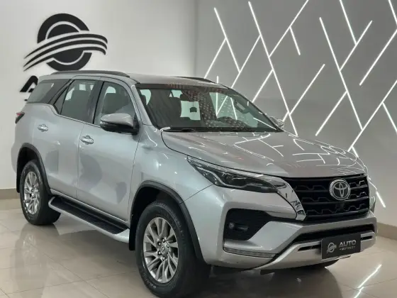 TOYOTA HILUX SW4 2.8 D-4D TURBO DIESEL SRX 7L 4X4 AUTOMÁTICO