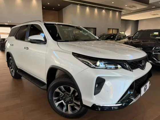 TOYOTA HILUX SW4 2.8 D-4D TURBO DIESEL SRX PLATINUM 7L 4X4 AUTOMÁTICO