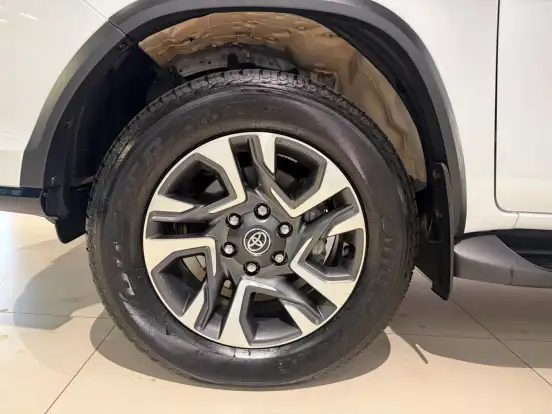 TOYOTA-HILUX SW4-2.8 D-4D TURBO DIESEL SRX PLATINUM 7L 4X4 AUTOMÁTICO TOYOTA-HILUX SW4-2024