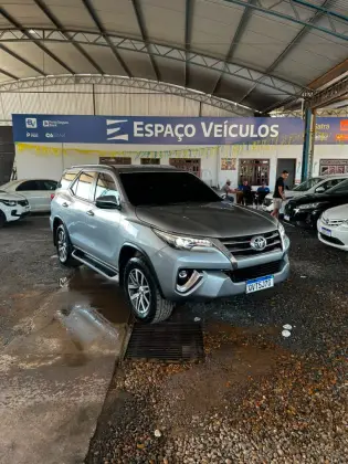 TOYOTA HILUX SW4 2.8 SRX 4X4 7 LUGARES 16V TURBO INTERCOOLER DIESEL 4P AUTOMÁTICO