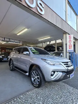 TOYOTA HILUX SW4 2.8 SRX 4X4 7 LUGARES 16V TURBO INTERCOOLER DIESEL 4P AUTOMÁTICO