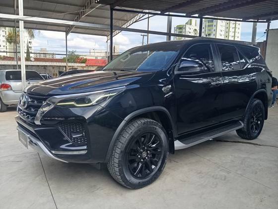 TOYOTA HILUX SW4 2.8 D-4D TURBO DIESEL SRX 4X4 AUTOMÁTICO