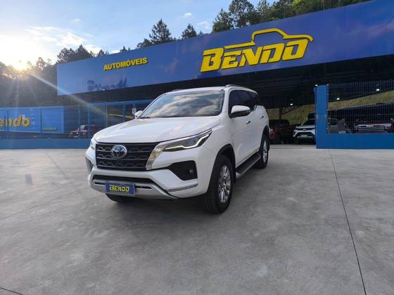 TOYOTA HILUX SW4 2.8 D-4D TURBO DIESEL SRX 4X4 AUTOMÁTICO