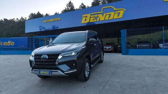 TOYOTA HILUX SW4 2.8 D-4D TURBO DIESEL SRX 7L 4X4 AUTOMÁTICO