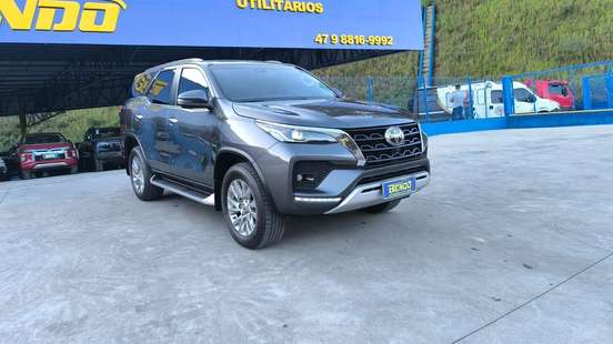 TOYOTA-HILUX SW4-2023