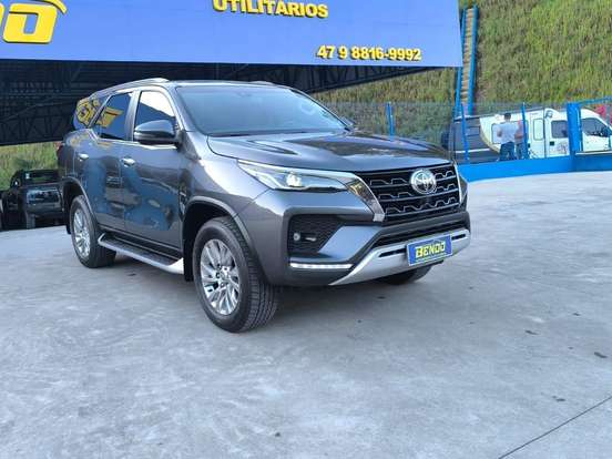 TOYOTA-HILUX SW4-2.8 D-4D TURBO DIESEL SRX 7L 4X4 AUTOMÁTICO TOYOTA-HILUX SW4-2023