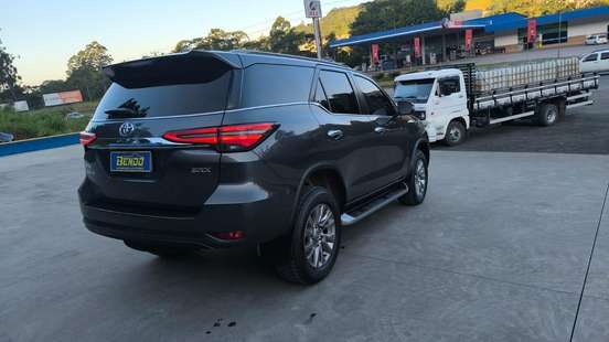 TOYOTA-HILUX SW4-2023