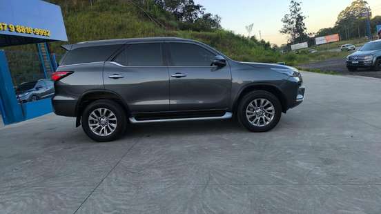 TOYOTA-HILUX SW4-2023