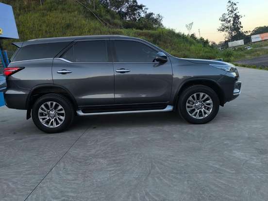 TOYOTA-HILUX SW4-2.8 D-4D TURBO DIESEL SRX 7L 4X4 AUTOMÁTICO TOYOTA-HILUX SW4-2023