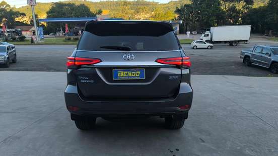 TOYOTA-HILUX SW4-2023