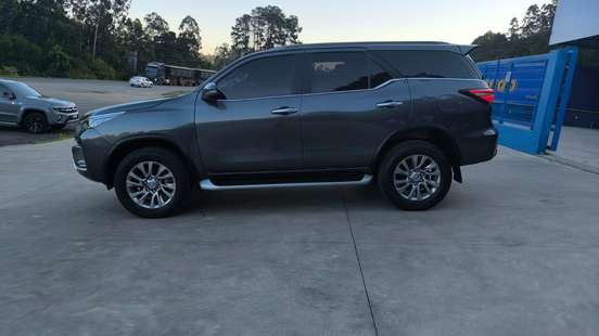 TOYOTA-HILUX SW4-2023