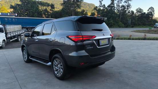 TOYOTA-HILUX SW4-2023