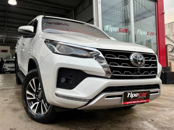 TOYOTA HILUX SW4 2.8 D-4D TURBO DIESEL SRX 7L 4X4 AUTOMÁTICO