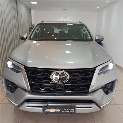 TOYOTA HILUX SW4 2.8 D-4D TURBO DIESEL SRX 7L 4X4 AUTOMÁTICO