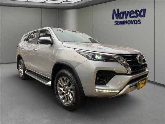 TOYOTA HILUX SW4 2.8 D-4D TURBO DIESEL SRX 7L 4X4 AUTOMÁTICO