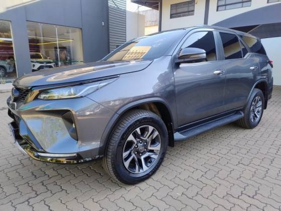 TOYOTA HILUX SW4 2.8 D-4D TURBO DIESEL SRX PLATINUM 7L 4X4 AUTOMÁTICO