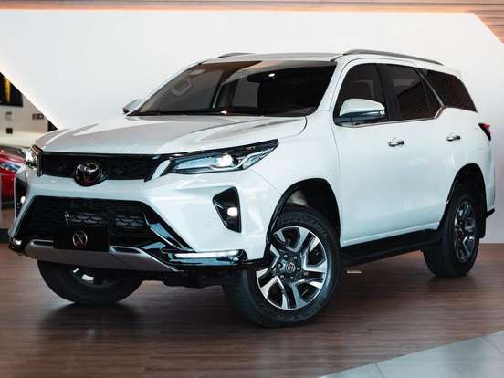 TOYOTA-HILUX SW4-2024