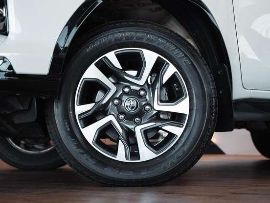 TOYOTA-HILUX SW4-2024