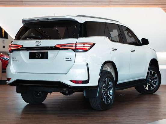 TOYOTA-HILUX SW4-2024
