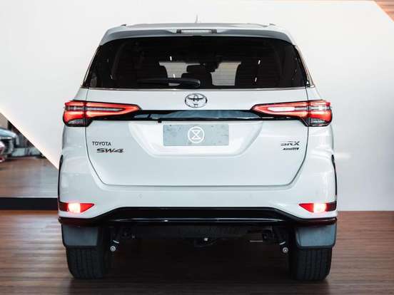 TOYOTA-HILUX SW4-2024