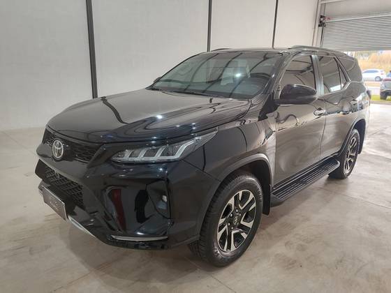 TOYOTA HILUX SW4 2.8 SRX 4X4 7 LUGARES 16V TURBO INTERCOOLER DIESEL 4P AUTOMÁTICO