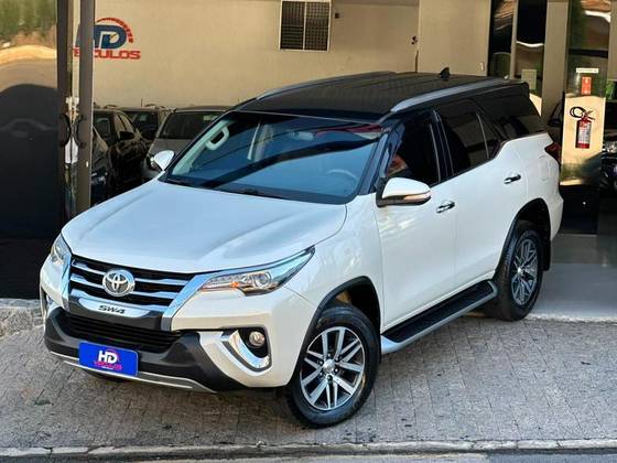 TOYOTA HILUX SW4 2.8 SRX 4X4 7 LUGARES 16V TURBO INTERCOOLER DIESEL 4P AUTOMÁTICO