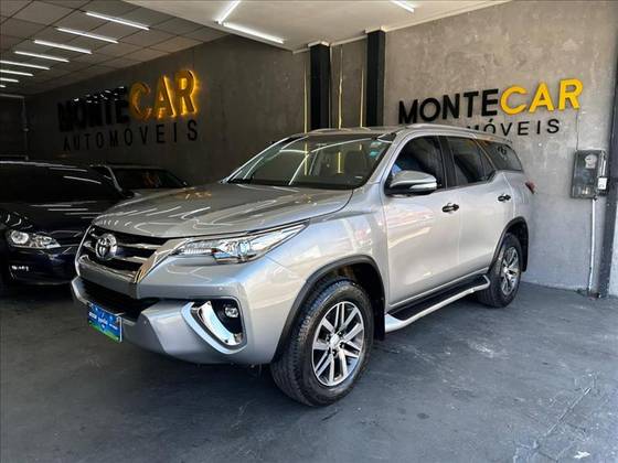 TOYOTA HILUX SW4 2.8 SRX 4X4 7 LUGARES 16V TURBO INTERCOOLER DIESEL 4P AUTOMÁTICO