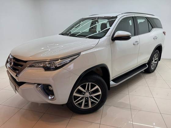 TOYOTA HILUX SW4 2.8 SRX 4X4 7 LUGARES 16V TURBO INTERCOOLER DIESEL 4P AUTOMÁTICO