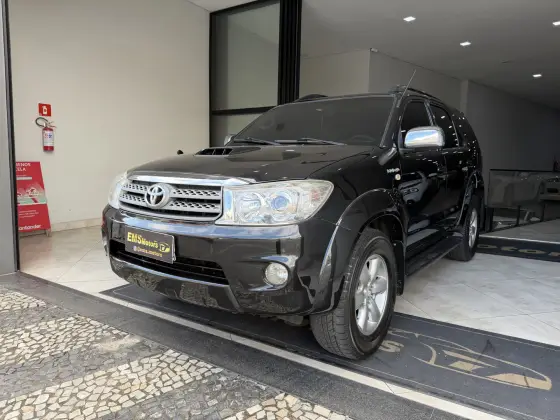 TOYOTA HILUX SW4 3.0 SRV 4X4 7 LUGARES 16V TURBO INTERCOOLER DIESEL 4P AUTOMÁTICO