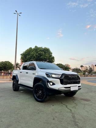 TOYOTA HILUX 2.8 D-4D TURBO DIESEL CD GR-S 4X4 AUTOMÁTICO