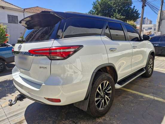 TOYOTA-HILUX SW4-2023