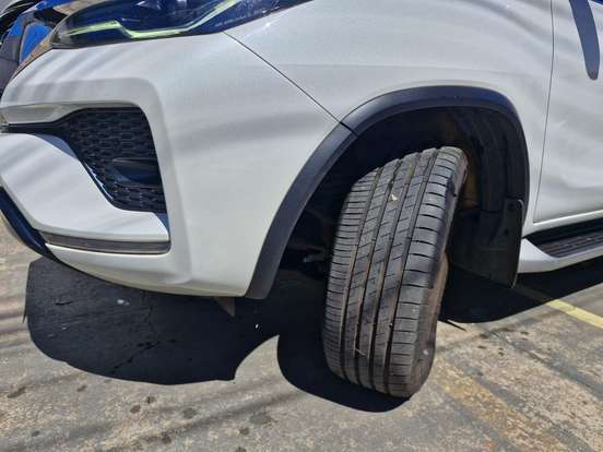 TOYOTA-HILUX SW4-2023