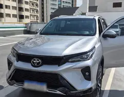 TOYOTA HILUX SW4 2.8 D-4D TURBO DIESEL SRX 7L 4X4 AUTOMÁTICO TOYOTA HILUX SW4 2.8 D-4D TURBO DIESEL SRX 7L 4X4 AUTOMÁTICO