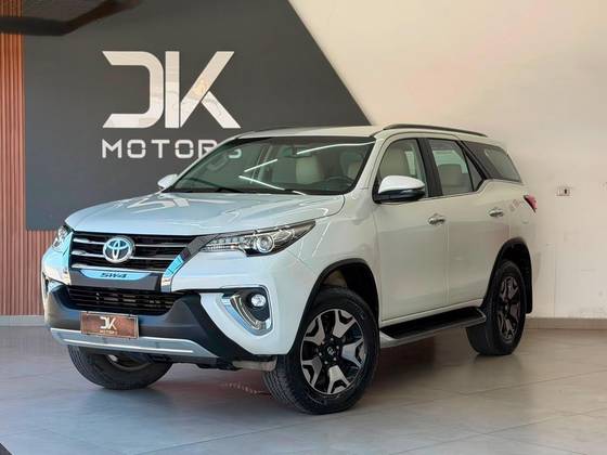 TOYOTA HILUX SW4 2.8 SRX DIAMOND 4X4 7 LUGARES 16V TURBO INTERCOOLER DIESEL 4P AUTOMÁTICO