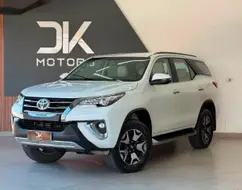 TOYOTA HILUX SW4 2.8 SRX DIAMOND 4X4 7 LUGARES 16V TURBO INTERCOOLER DIESEL 4P AUTOMÁTICO TOYOTA HILUX SW4 2.8 SRX DIAMOND 4X4 7 LUGARES 16V TURBO INTERCOOLER DIESEL 4P AUTOMÁTICO