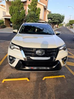 TOYOTA HILUX SW4 2.8 SRX 4X4 7 LUGARES 16V TURBO INTERCOOLER DIESEL 4P AUTOMÁTICO