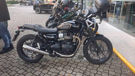 TRIUMPH STREET TWIN 