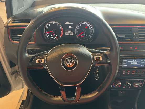 VOLKSWAGEN-FOX-2015