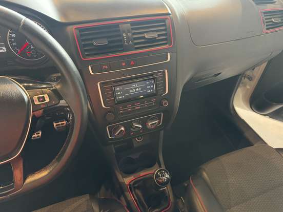 VOLKSWAGEN-FOX-2015