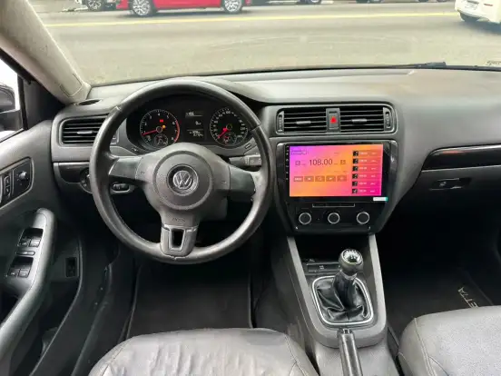 VOLKSWAGEN-JETTA-2011