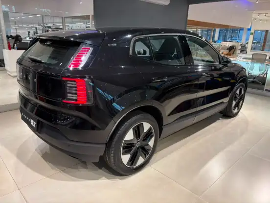VOLVO-EX30-2024