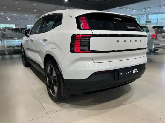 VOLVO-EX30-2024