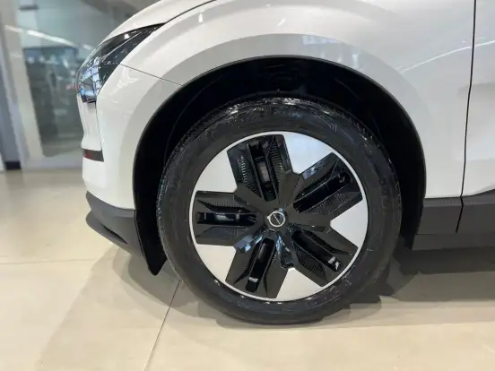 VOLVO-EX30-2024