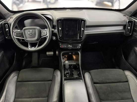 VOLVO-XC40-2019
