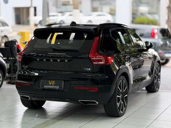 VOLVO-XC40-2019