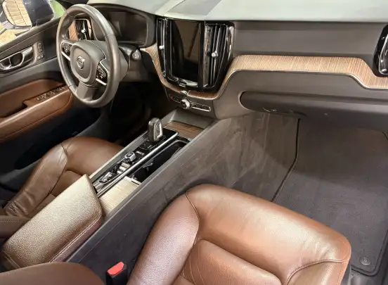 VOLVO-XC60-2020