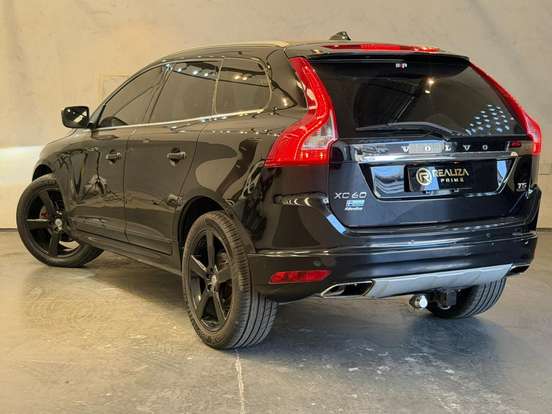 VOLVO-XC60-2015