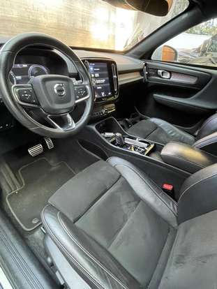 VOLVO-XC40-2020
