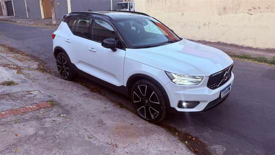 VOLVO-XC40-2019