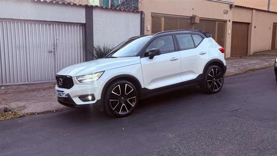 VOLVO-XC40-2019